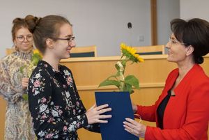 Prezydent Anna Hetman wręcza dyplom uczennicy