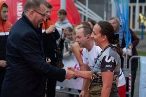 Zdjęcie przedstawia zawodników na mecie biegu głównego.