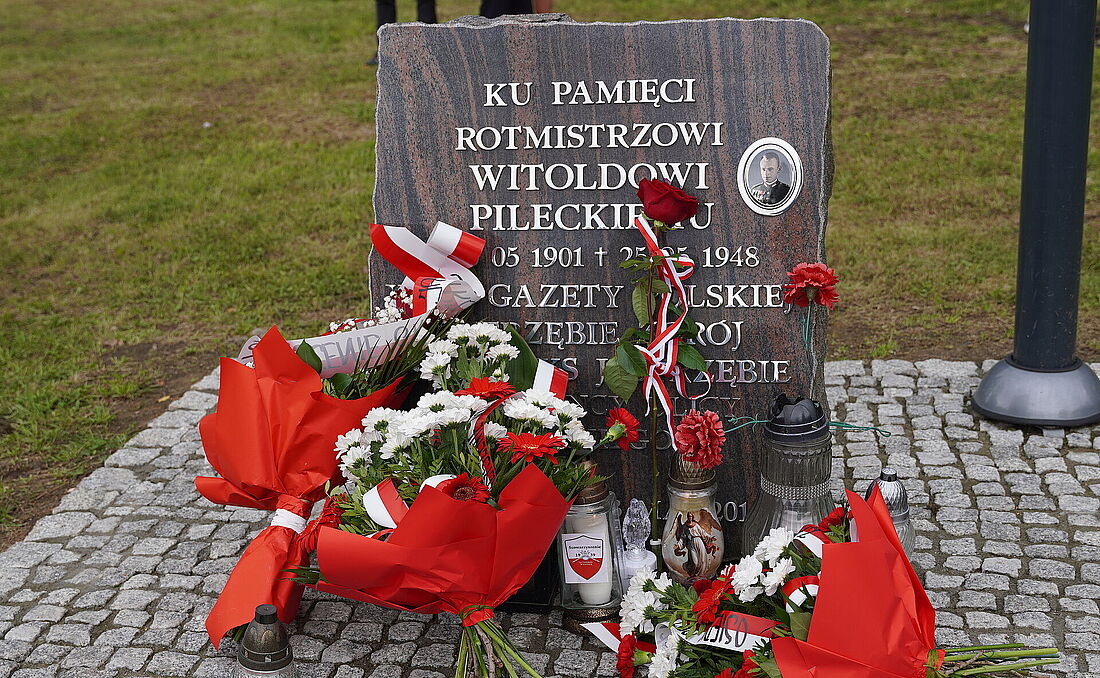 Tablica Rotmistrza Witolda Pileckiego, znajdująca się na skrzyżowaniu ulic Pileckiego i Szybowej w Jastrzębiu-Zdroju