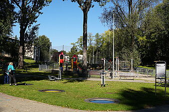 Trampoliny przy boisku na osiedlu Przyjaźń.