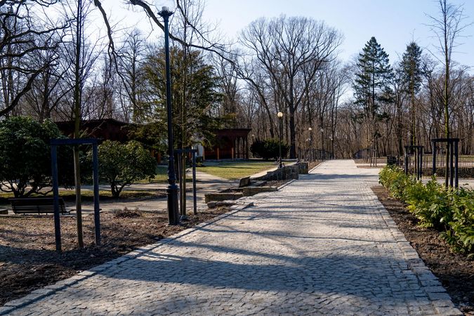 wybrukowany trakt komunikacyjny między inhalatorium a kawiarenką