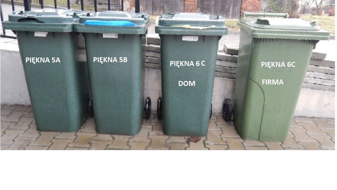 Cztery zielone pojemniki z adresem Piękna 5A, 5B, 6C Dom, 6C Firma