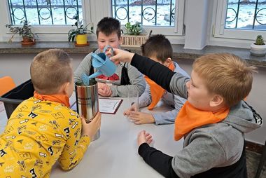 Zdjęcie przedstawia grupę dzieci podczas zajęć. 