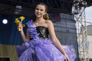 Młodzież w strojach z odpadów - pokaz mody.