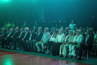 Goście siedzący na krzesłach podczas uroczystości nadania VI Liceum Ogólnokształcącemu Mistrzostwa Sportowego imienia Zbigniewa Krzyżanowskiego