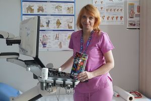 Pani w szpitalu trzyma puszkę 