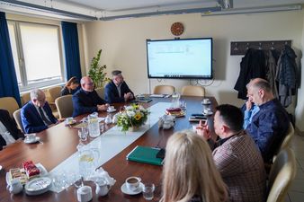 Uczestnicy posiedzenia Jastrzębskiej Rady Biznesu siedzą patrzą na ekran zawieszony na ścianie