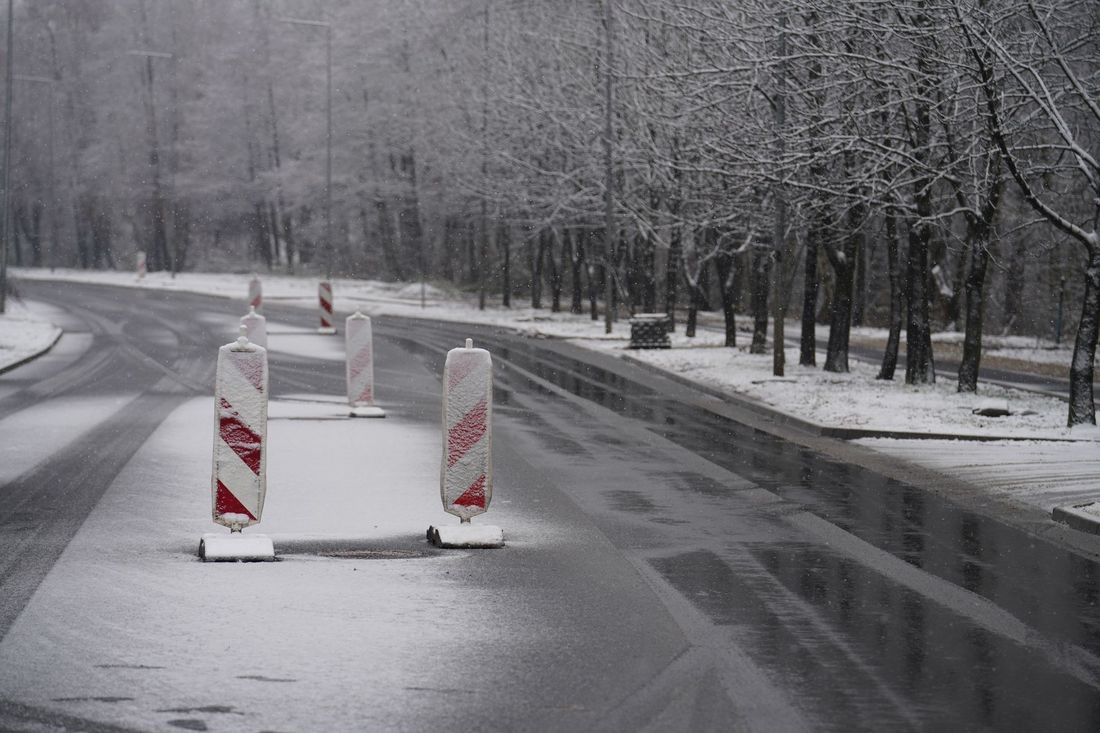 Zaśnieżona remontowana droga ul. Jagiełly
