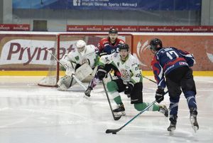 Walka w środku pola. Zawodnik blokuje strzał.