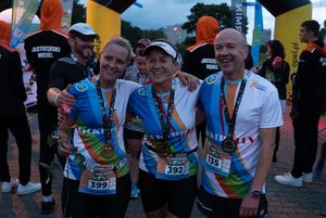 Zdjęcie przedstawia zawodników na mecie biegu głównego.