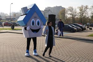 Zdjęcie przedstawia budowę domu jednorodzinnego połączona z warsztatami dla uczniów Zespołu Szkół Techniczno-Branżowych.