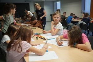 Grupka dzieci rysuje 