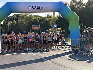 zawodnicy czekają na start 