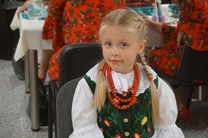 Dziewczynka w stroju ludowym