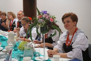 Prezes koła gospodyń wiejskich w Bziu podczas spotkania