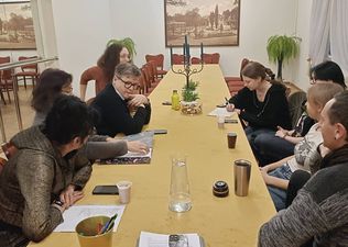 Uczestnicy podczas rozmowy na temat tworzenia scenariuszu