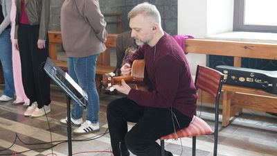Mężczyzna grający na gitarze