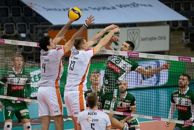 Dwóch zawodników blokuje atak zawodnika z Olsztyna.