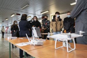 Ekspozycja - wielowirnikowy dron i aparatura sterująca, w tle uczniowie.