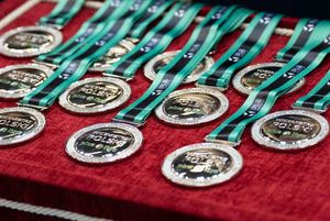 Srebrne medale przed wręczeniem.