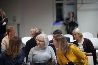 Grupka rozmawiających kobiet 