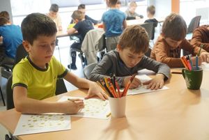 Grupka dzieci rysuje 