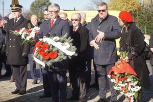 Złożenie kwiatów przed pomnikiem w Bziu