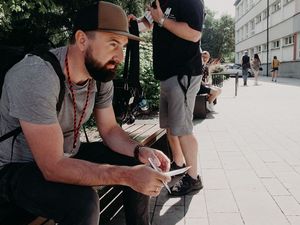 uczestnik maratonu fotograficznego siedzi na ławce