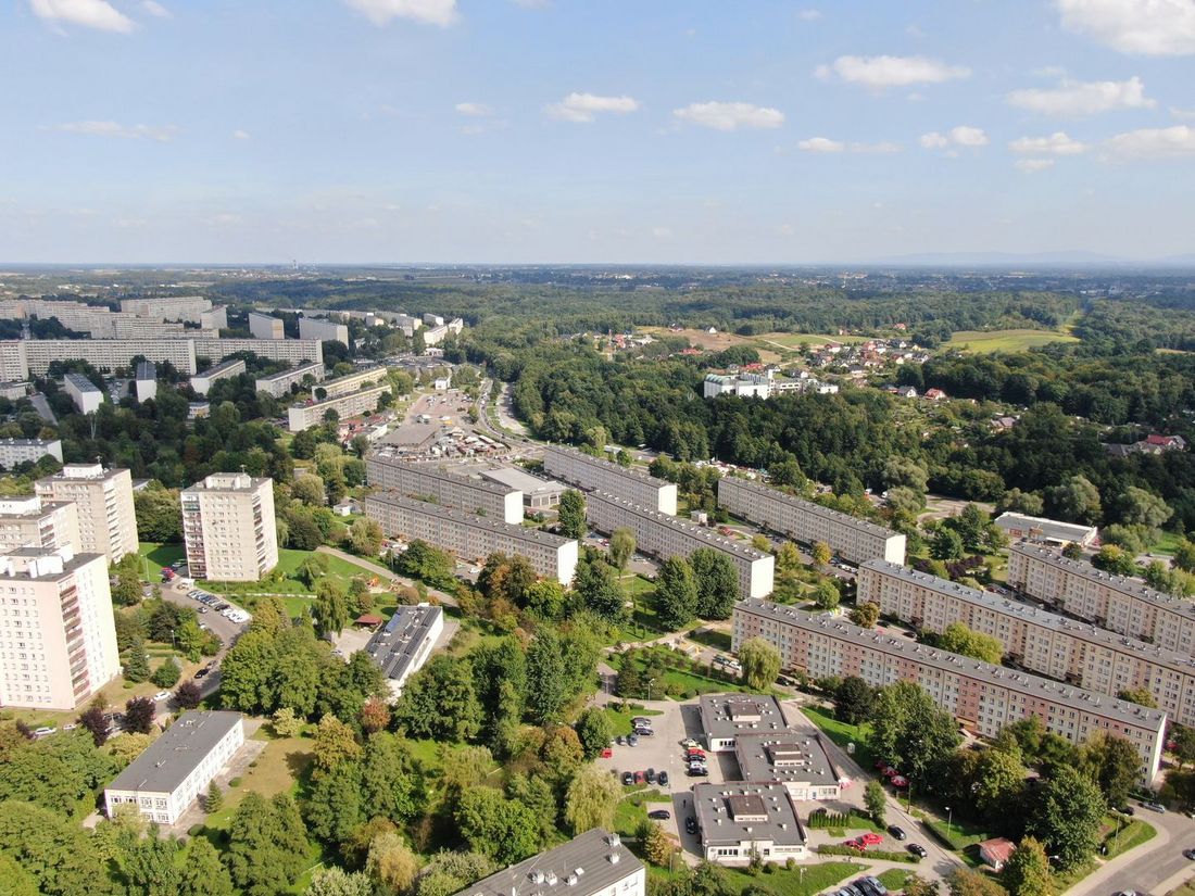 Zdjęcie przedstawia widok z loitu ptaka na miasto.