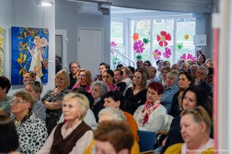 Sala wypełniona ludzmi po brzegi 