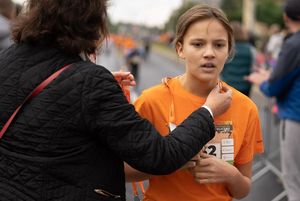 Zdjęcie przedstawia młodych zawodników na mecie.