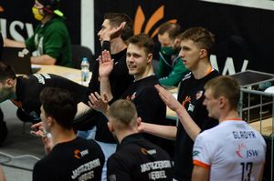 Rezerwowi Jastrzębskiego dopingują drużynę.