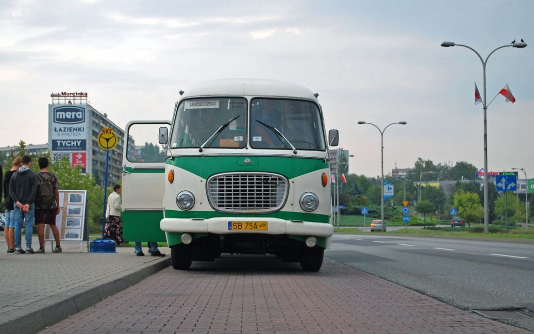 Autobus-ogórek na przystanku podczas jastrzębskiego Pikniku w PRL-u