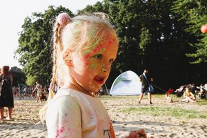 Dziewczynka podczas zabawy 