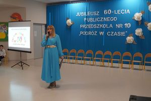 Zdjęcie przedstawia jubileusz 60-lecia przedszkola.