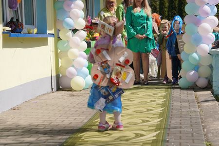 Dziewczynka stojący tyłem w stroju motyla