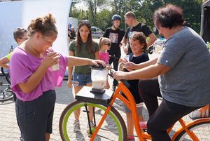 Goście pikniku przy rowerze z blenderem