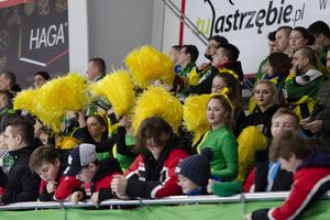 Klub kibica wspierany przez cheerleaderki Explozji Tańca.