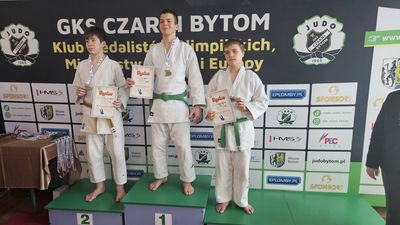 Medalisci kolejnej kategorii na podium