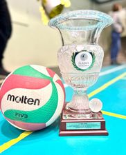 Zbliżenie na puchar za II miejsce i piłkę z molteny