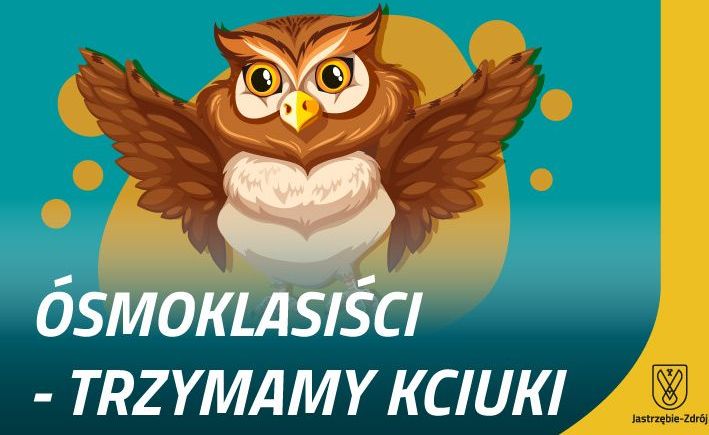 na szamragdowym tle z żółtymi elementami jest bazowo biała sowa z rozpostartymi skrzydłami na dole napis óSMOKLASIŚCI TRZYMAMY KCIUKI PO PRAWEJ STRONIE ŻÓŁTY PASEK Z LOGO MIASTA
