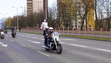 Motocykliści z lalką na tyłach