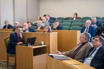 Naczelnik Mariusz Rogala prowadzi prezentację