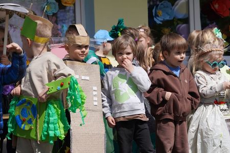 Dzieci przebrane w ekologiczne stroje