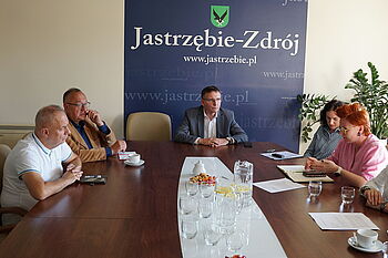 Prezydent Michał Urgoł wraz z przedstawicielkami Jastrzębskiej Rady Kobiet oraz przedstawicielami Miejskiego Ośrodka Kultury