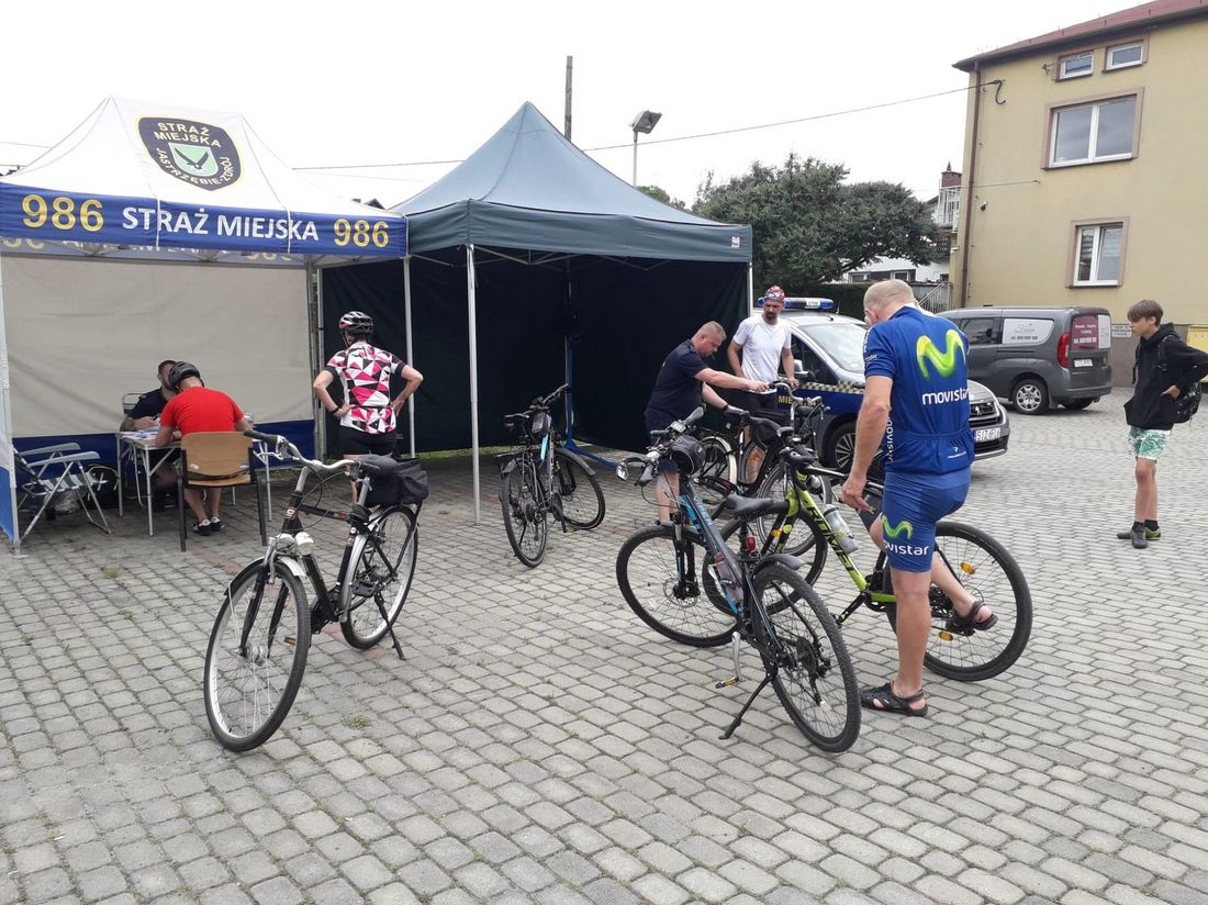 Zdjęcie przedstawia znakowanie rowerów.