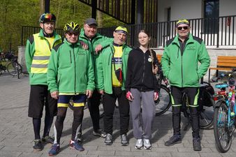 Mężczyżni i dziewczynka, stojacy przy rowerach