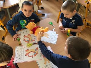 Dzieci bawiące się Misiem Puchatkiem