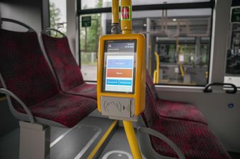 żółty kasownik w autobusie