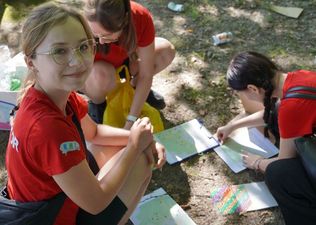 Animatorzy przygotowujacy grę terenową